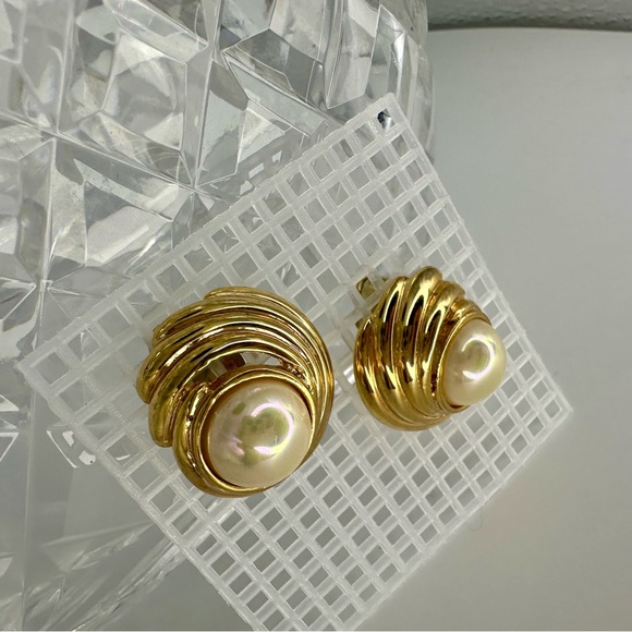 Vintage Chunky Pearl Gold-Tone Conch-Style Round Statement Costume Clip Earrings - Picture 3 of 8